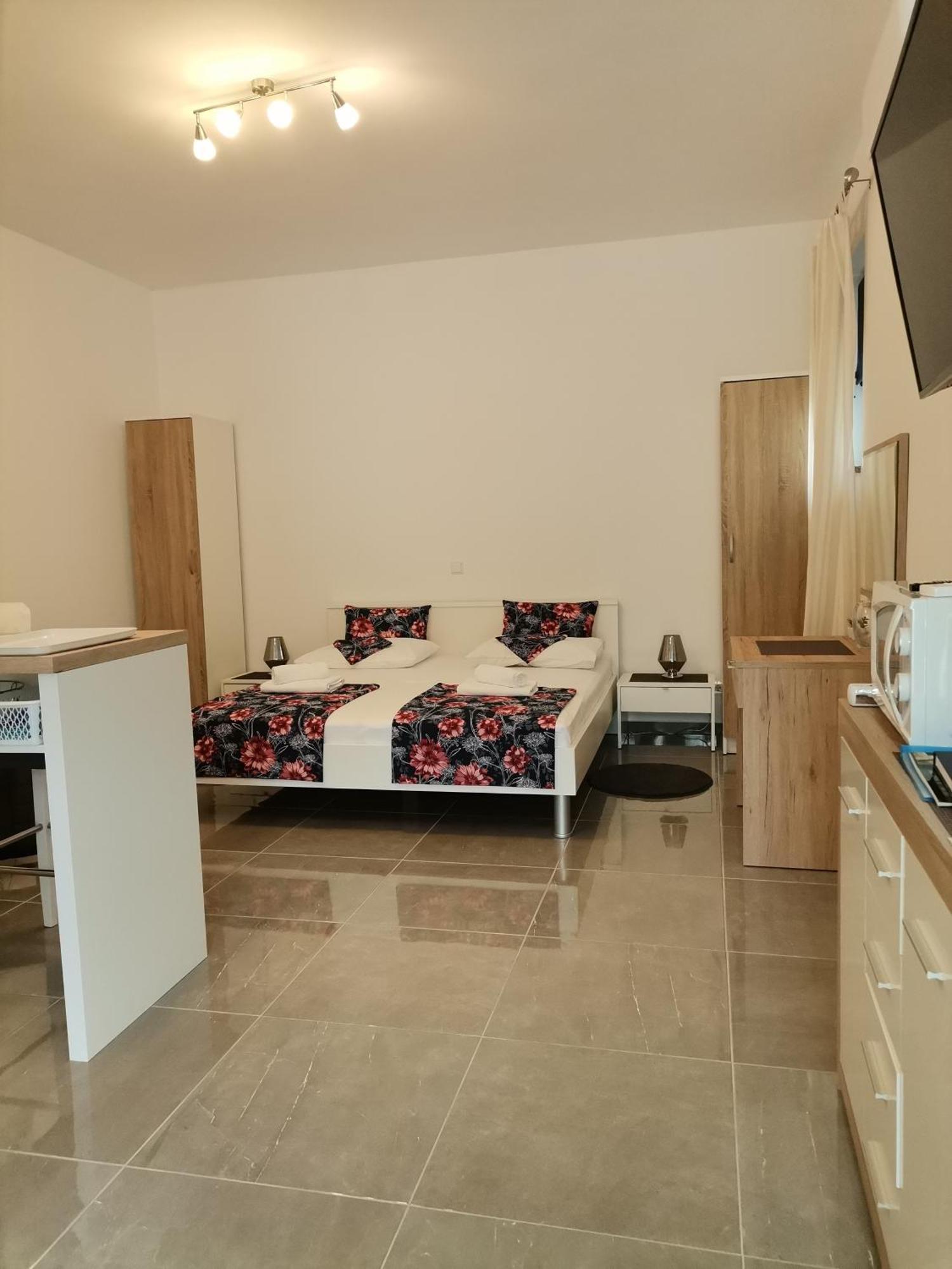Apartman Flora *